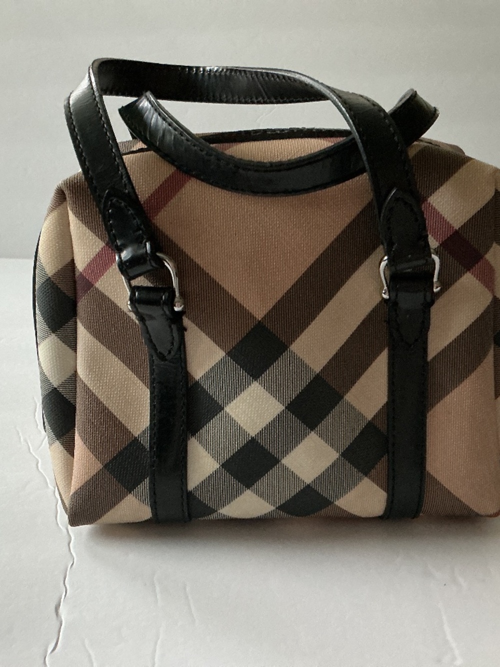 Classic Burberry Nova Check Plaid Handbag with Handle and Trim  EUC  🥰